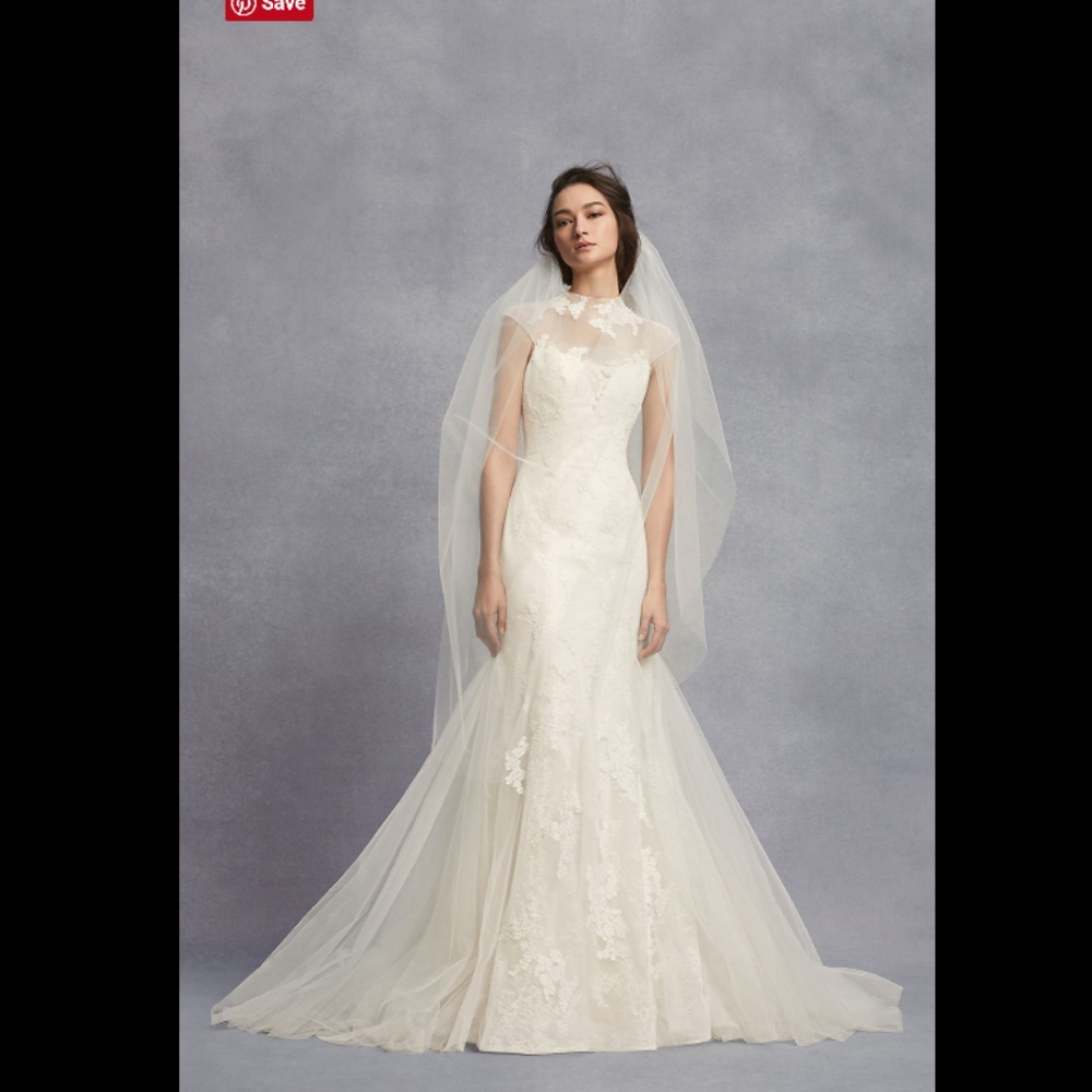 CLEARANCE! White VERA WANG Lace Trumpet Wedding Dress. 4
